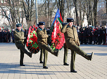 Коллектив «Бобруйскагромаш» принял участие в церемонии возложения венков и цветов к памятнику-танку на могиле генерала Б.С.Бахарова